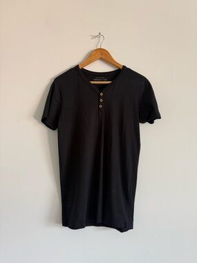 Short Sleeve V-Neck Shirt in Black